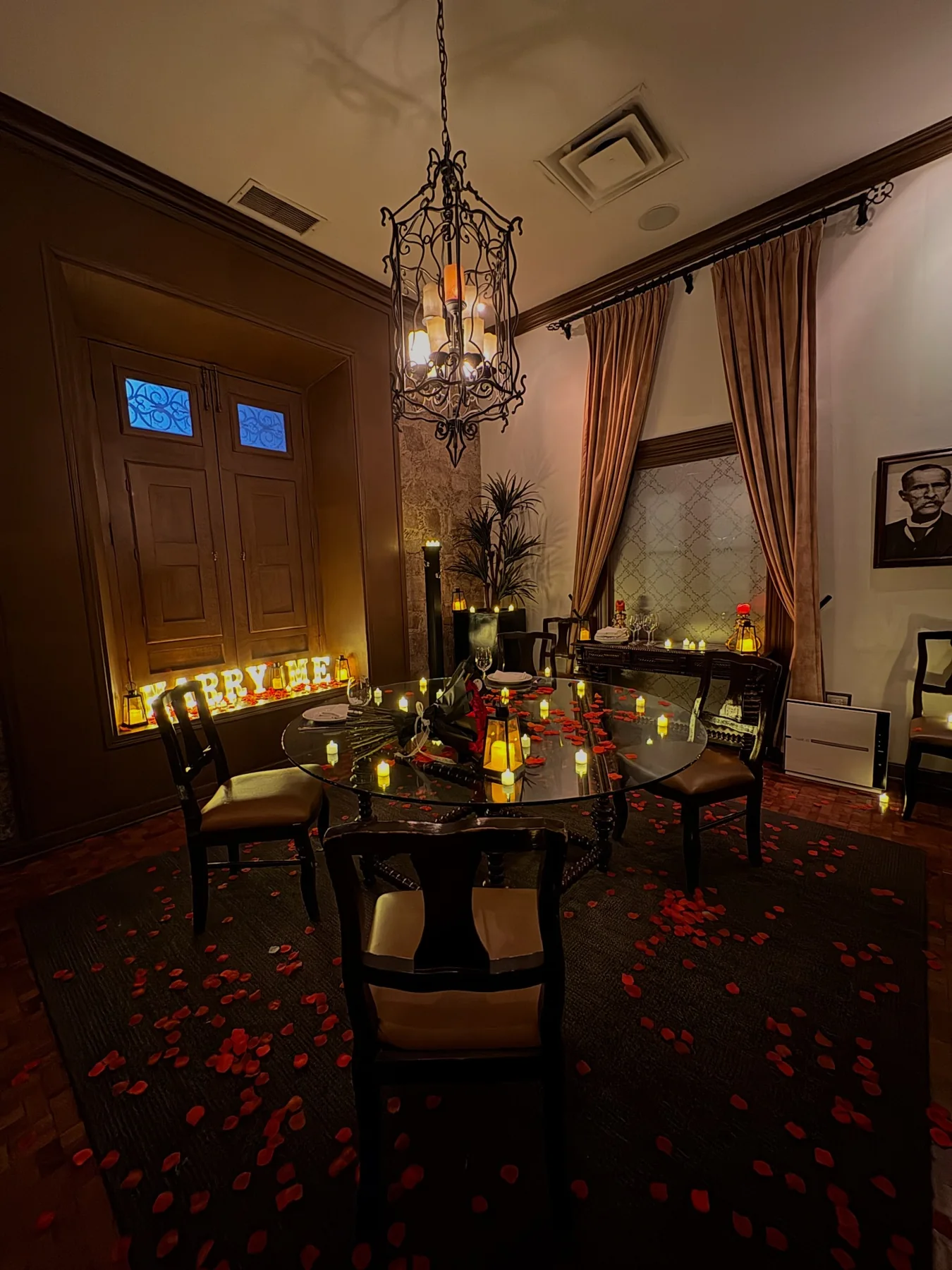 Decoración Marry Me con faroles y velas en espacio interior