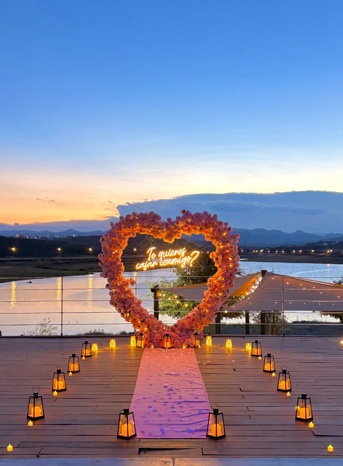 Pedida de matrimonio al atardecer frente al lago