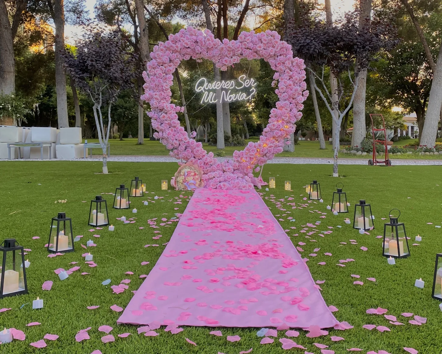 Pedida de noviazgo en jardín con corazón de rosas